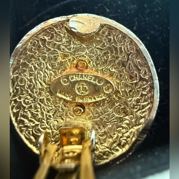 Chanel Authentic Vintage round CC Logo Clip On Earrings - Picture 3 of 9